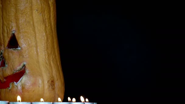 Jack-O-lantaarn in de donkere achtergrond 1 — Stockvideo