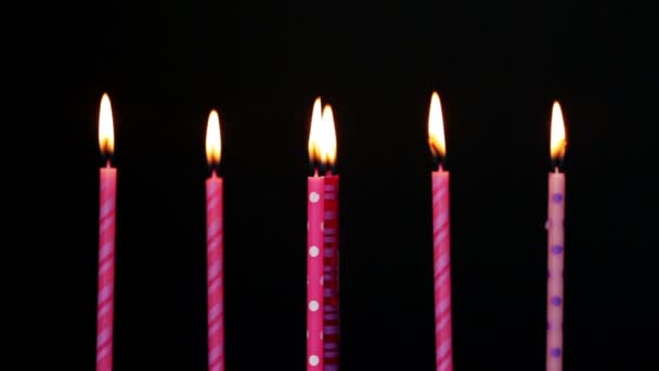 Feliz Cumpleaños Velas 7 año, borrosa y soplar — Vídeos de Stock