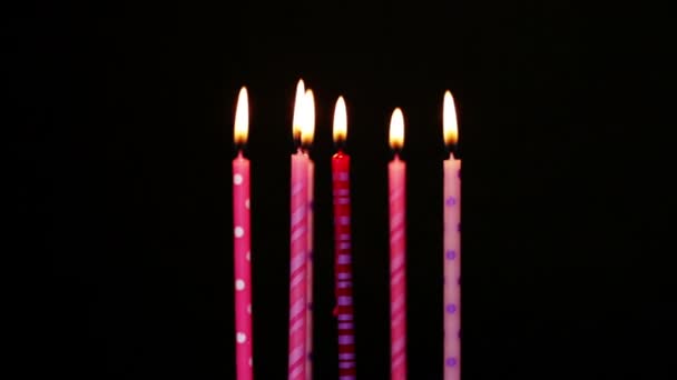 Candele di compleanno felice 6 anno, offuscata e soffiare — Video Stock