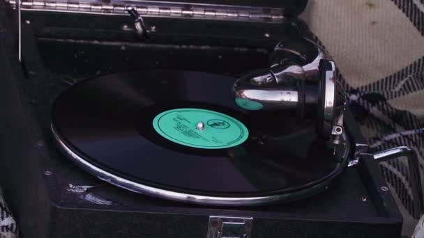 Un vieux disque qui tourne sur un vrai gramophone. Style rétro 