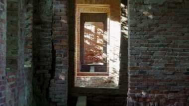 Kapıdan dar koridor çıplak taş duvar güneşli yama ile içine görüntülemek.