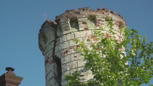 Naklonil se stará hradní věž u brány — Stock video