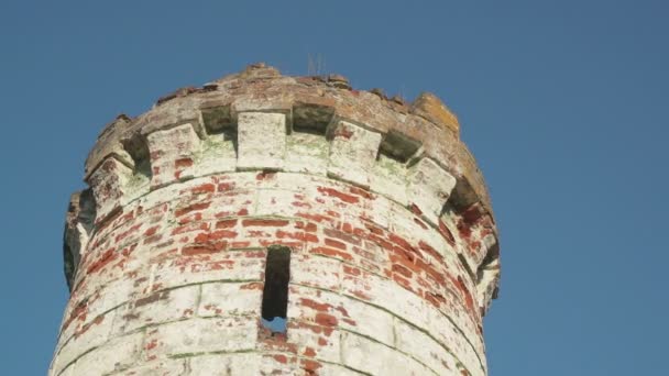 Старая башня замка наклонилась к воротам — стоковое видео