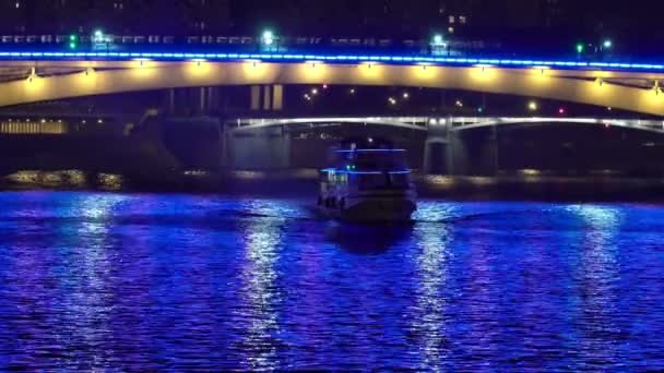De navigatie van de nacht op de Moskou-rivier. Bekijken van de de metro brug, — Stockvideo