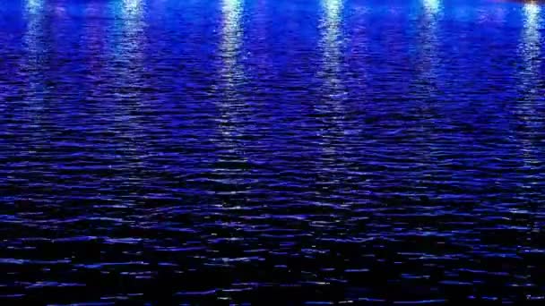 Μπλε φως της πόλης αντανακλάσεις στο νερό το βράδυ — Αρχείο Βίντεο