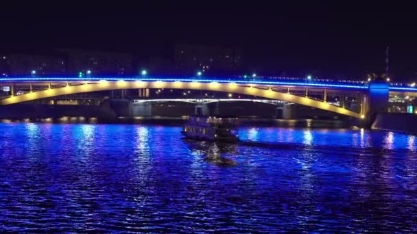 Navigazione notturna sul fiume Mosca. Veduta del ponte della metropolitana , — Video Stock