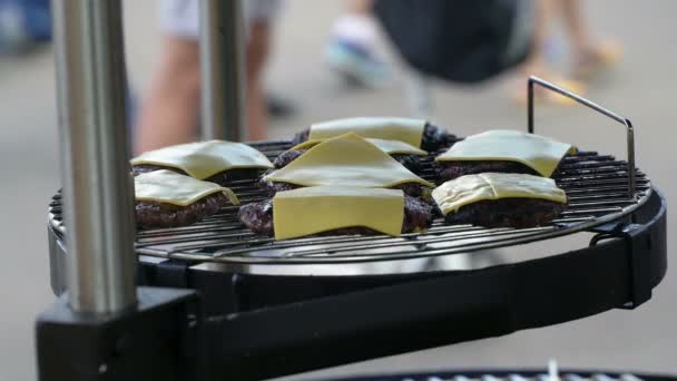 Chef remove hambúrgueres patty com queijo da grade — Vídeo de Stock