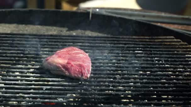 Saborosa carne deliciosa virada em cima da grelha quente — Vídeo de Stock