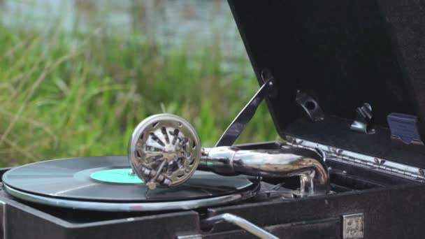 Old record spinning on a real gramophone. Retro style — Stock Video