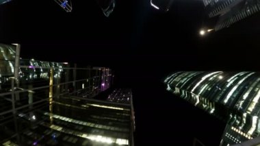 Bir grup içinde buisness gece şehir, modern gökdelenler timelapse döndürme