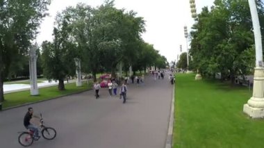 Parkta yürüyen insanların havadan görünümü.
