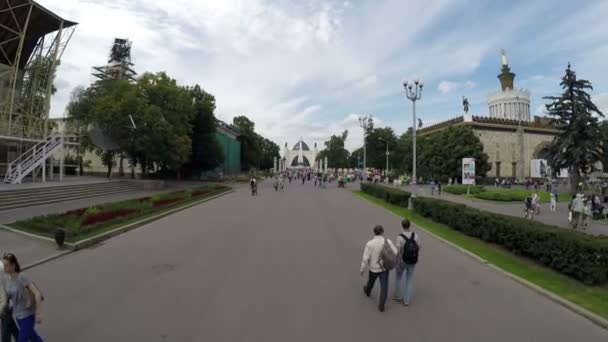 Der Haupteingang zum Ausstellungszentrum vdnkh. — Stockvideo