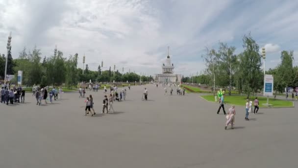 De hoofdingang van de tentoonstelling centrum Vdnkh. — Stockvideo