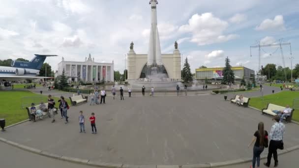 З безпілотника на прогулянкові люди в парку. — стокове відео