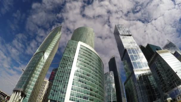 Μια ομάδα από σύγχρονες ουρανοξύστες στην πόλη της Μόσχας — Αρχείο Βίντεο