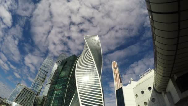 Een groep van moderne wolkenkrabbers in Moskou stad — Stockvideo