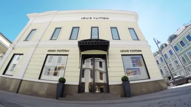 モスクワ-2015 年 10 月 5 日: タイムラプス。モスクワの Louis Vuitton の店のファサード. — ストック動画