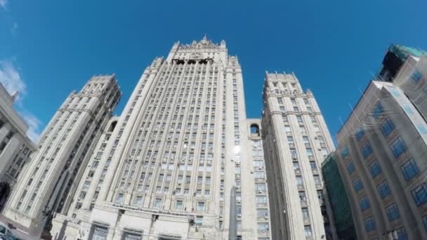 MOSCÚ - 2 de agosto de 2015: Edificio principal Ministerio de Relaciones Exteriores de Rusia . — Vídeos de Stock