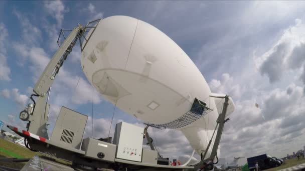 Fácil dirigible en el mástil de amarre — Vídeo de stock