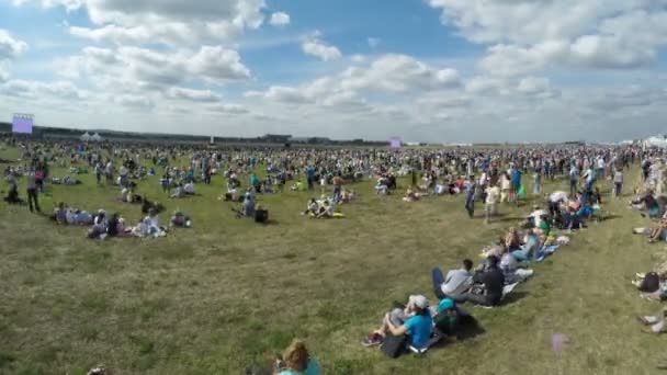 Prelouc, Česká republika - Aug 27: Mnoho lidí relaxační letní den v poli Timelapse — Stock video