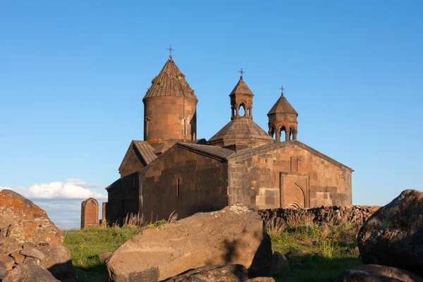 Gereja Saghmosavank dengan tiga salib — Stok Foto