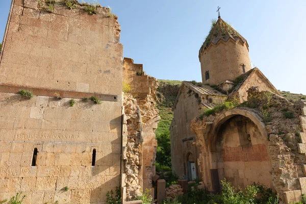 Gereja Karapet Surb di rumput hijau liar — Stok Foto