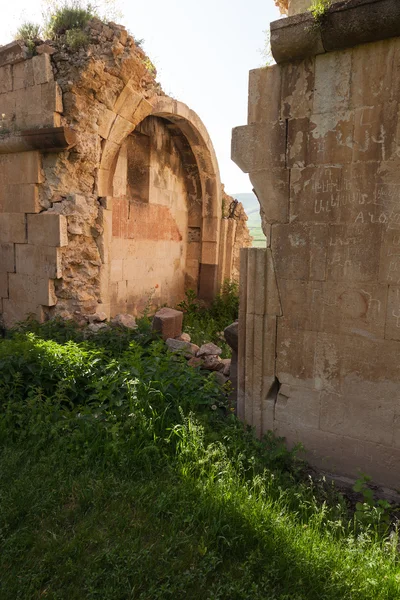 Parede em ruínas arqueadas da igreja Surb Karapet — Fotografia de Stock