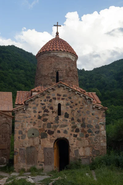 Dadivank Manastırı ile çapraz