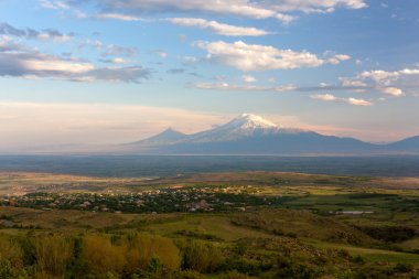 Ararat vadi ile bir Ermeni köyü manzara görünümü 