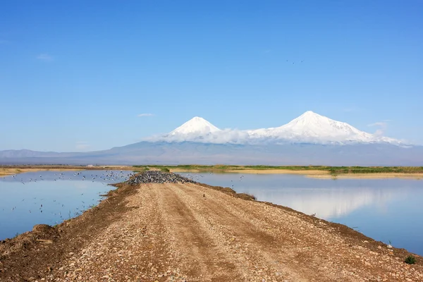 Route vers les lacs du Mont Ararat à travers — Photo