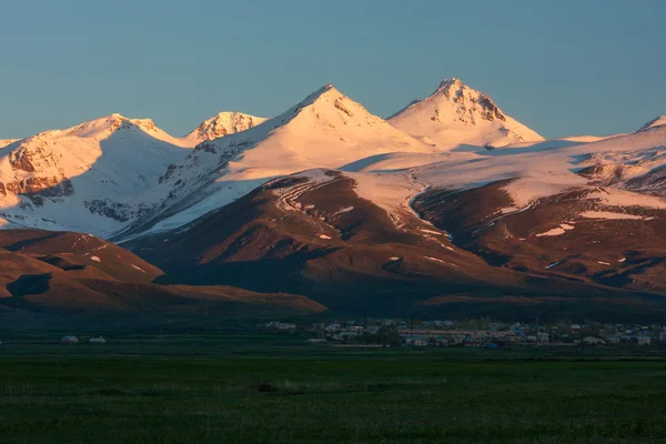 El rayo del amanecer en la montaña nevada de Aragats — Foto de Stock