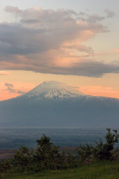 Großer Gipfel des Araatberges am Abend unter den Wolken — Stockfoto