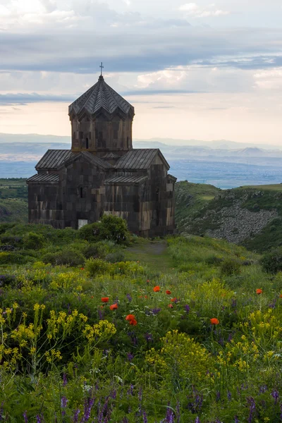 Oude Vahramashen kerk van Amberd complexe op groene heuvel — Stockfoto