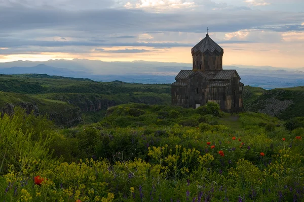 Gereja kuno Armenia Vahramashen dekat Benteng Amberd di colo — Stok Foto