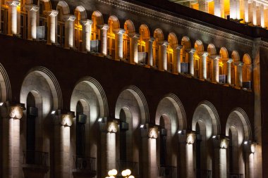 Bir Cumhuriyet Meydanı Erivan'da bina kemerli