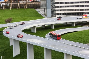 Otomobil ve bir köprü yolda otobüs