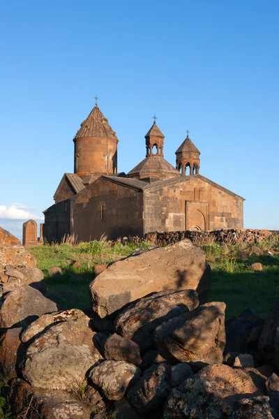 Igreja de Saghmosavank com grandes pedras na frente — Fotografia de Stock