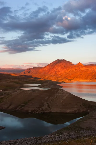 Coucher de soleil sur le réservoir Azat — Photo