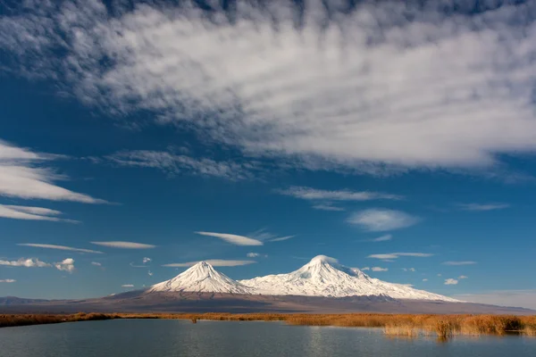 Köpüklü bulutlar ile mavi gökyüzü karlı Ararat dağı