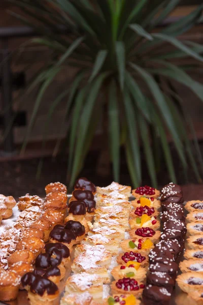 Bolos de frutas e chocolate — Fotografia de Stock