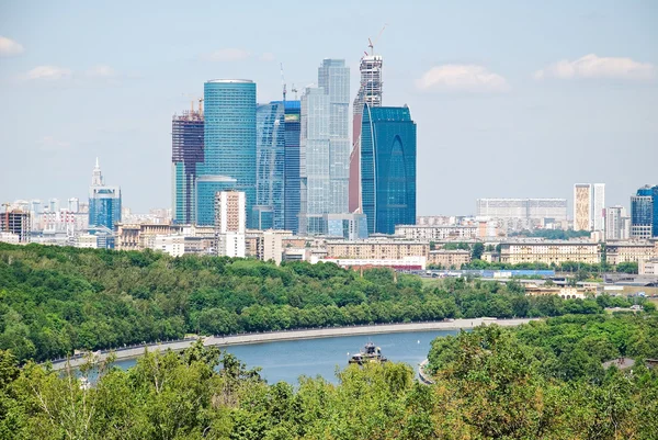 Weergave van het Moskou internationale business center "Moskou-stad" uit Vorobyevy Gory — Stockfoto