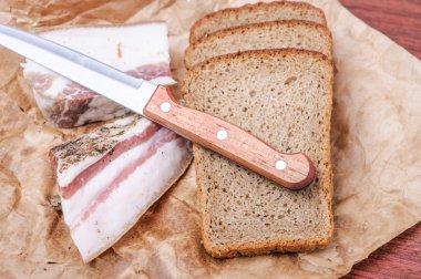 Ukrayna dili domuz yağı ile siyah ekmek