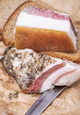 Ukrayna dili domuz yağı ile siyah ekmek