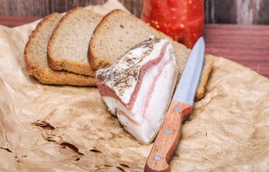 Ukrayna siyah ekmek ve baharatlı sos domates ile domuz yağı ve 