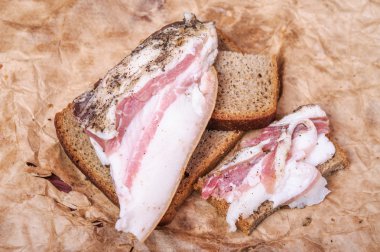 Ukrayna dili domuz yağı ile siyah ekmek