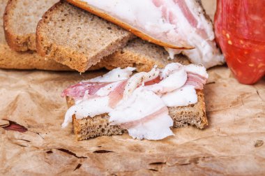 Ukrayna siyah ekmek ve baharatlı sos domates ile domuz yağı ve 