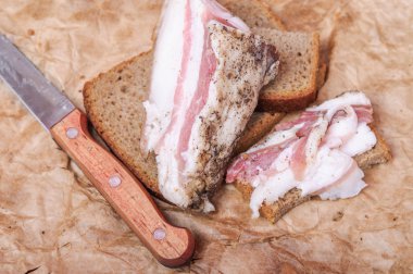 Ukrayna dili domuz yağı ile siyah ekmek