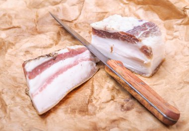 Ambalaj kağıt üzerinde Ukraynalı domuz yağı