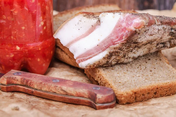 Ukrainian lard with black bread and spicy sauce of tomatoes and — Stock Photo, Image