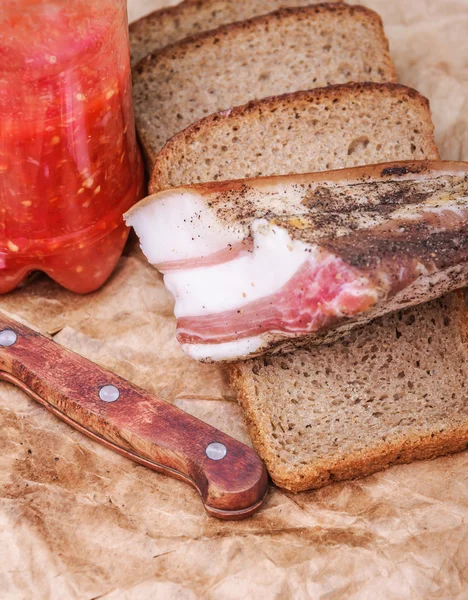 Ukrajinské sádlo s černým chlebem a pikantní omáčkou z rajčat a — Stock fotografie